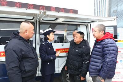 守护平安路！青岛交管流动服务车开进“司机之家”，开展“就近办、便捷办”！