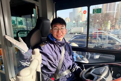 暖心守护春运路：市北巴士司机自创“笑语护行工作法”
