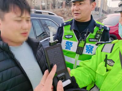 黑龙江中路老虎山隧道口，青岛交管部门设岗严查“酒司机”