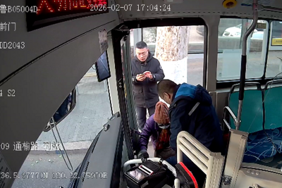 搀扶、等待，青岛公交车载监控记录暖心一幕幕……