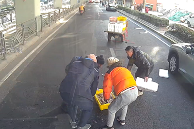 青岛街头暖心一幕：大虾洒落一地，一群人围了上来……