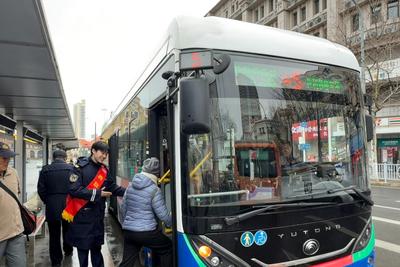 策马启新程、温情伴归途！市北巴士“三重守护”筑牢返岗出行保障网