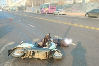 骑车老人摔倒在地，青岛地铁小伙出手相助