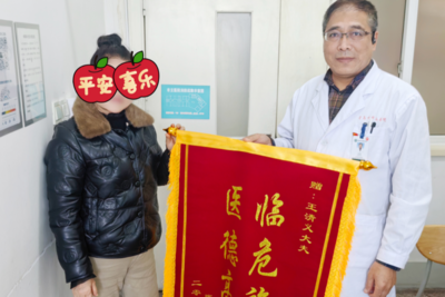 高铁上，一乘客突发心梗，青岛市市立医院医生紧急施救