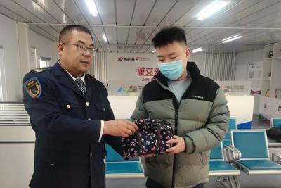 拾金不昧暖车厢，崂山巴士驾驶员传递文明新风