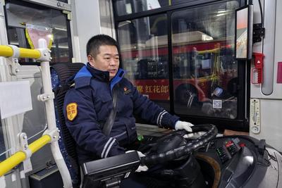 假期里的坚守者！青岛巴士末班车驾驶员在岗位上奔赴马年