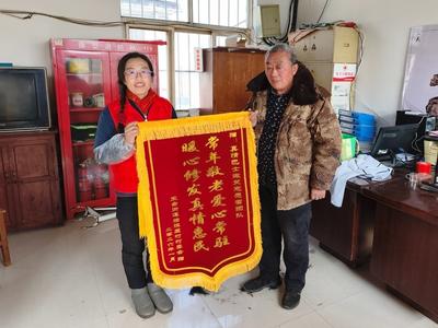 以爱为灯，青岛真情巴士驾驶员温暖老人新春