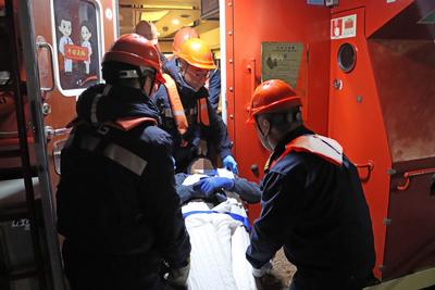 近5小时紧急救援！山东港口青岛港在风浪中开辟“生命通道”