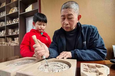 “馬”躍榼子！青島這位傳承人讓非遺在木頭上有了“奔騰”模樣
