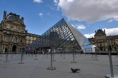 法国卢浮宫：抢劫受损的欧仁妮皇冠具备整体修复条件