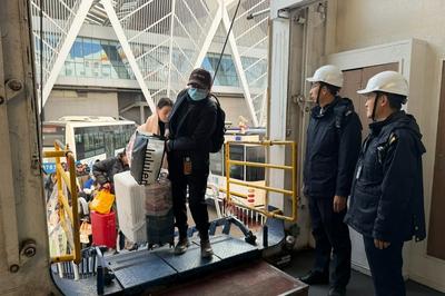 從青島出發(fā)，190余名乘客坐著中韓客貨班輪前往仁川