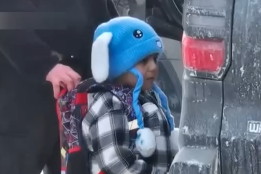 美政府寻求加快遣返此前被执法人员扣押的5岁男童