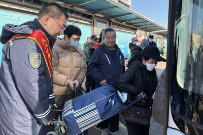 優(yōu)化接駁、站頭服務(wù)、送上祝福……青島溫馨巴士開啟春運(yùn)護(hù)航模式