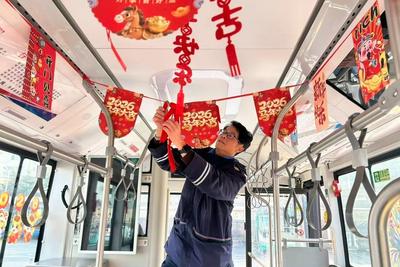 主题车厢、保鲜箱……青岛巴士这条线路变身“暖心年货驿站”