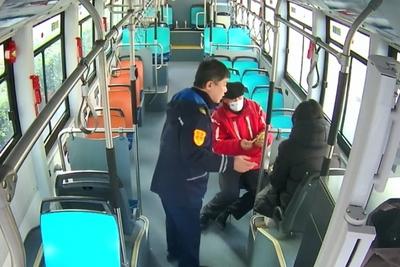 乘客出行遇困扰，青岛巴士好司机及时“搭把手”