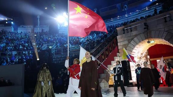 米兰冬奥会闭幕！中国代表团旗手苏翊鸣手持五星红旗入场