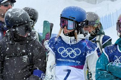 谷爱凌冬奥首场训练遇降雪，新战袍颇具中国特色