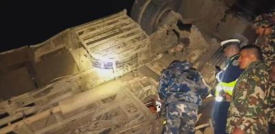 尼泊尔一辆巴士坠河，造成至少17人死亡