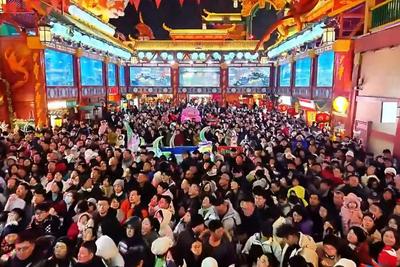人从众！青岛山海间不夜城春节客流爆棚，日均百场演艺拉开昼夜狂欢