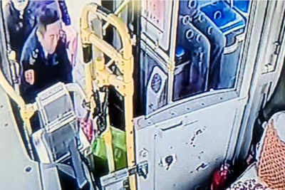 细微之处见真情！崂山巴士驾驶员传承爱老敬老美德