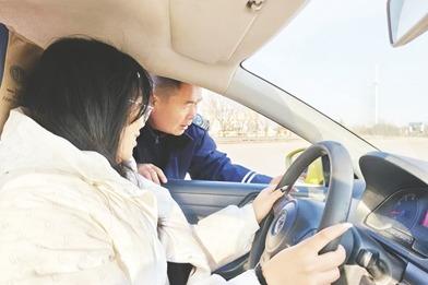 新春走基层 | 寒假练车场成大学生“第二课堂”，去年青岛16万人新领驾驶证