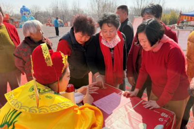 青岛即墨：灯映大集人气旺 理论宣讲“烟火气”十足