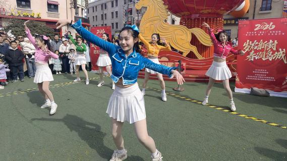  青岛：文化快闪进景区，点燃老城年味