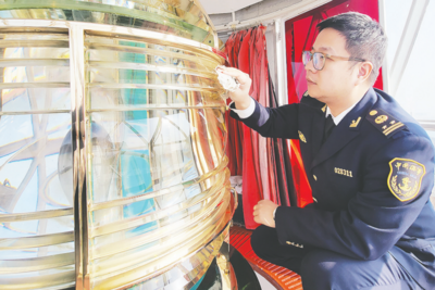 一道光照亮航行者归家路，青岛守塔人24小时值班守护硬核浪漫