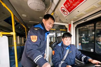 以车厢为舞台，青岛巴士新老两代驾驶员接力传承服务美好出行