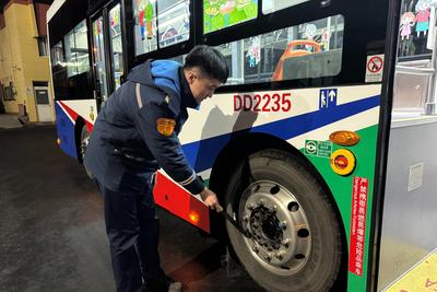 深夜里走出青岛火车站，这辆接驳夜公交让人安心