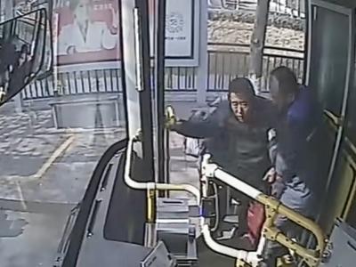 暖心善举温暖车厢！城阳巴士驾驶员用行动“诚载美好”