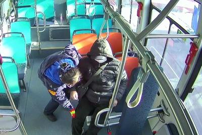 暖心接力！青岛巴士驾驶员联手民警，护送迷路老人平安回家