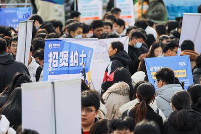 新春走基层丨青岛节后就业市场“热气腾腾”