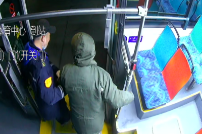 七旬老人迷路，多亏遇到了青岛巴士这俩热心人……