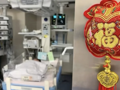 春节这天，保温箱里的宝宝，和爸爸妈妈“见面”了！