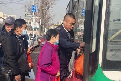 志愿服务“不打烊”！“萤火之光”点亮春节假期