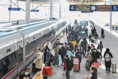 今天创今年春运以来人员流动量单日新高，务工客流开始返程
