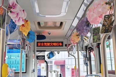 花卉市场火爆！青岛巴士上新“移动新春花坊”服务