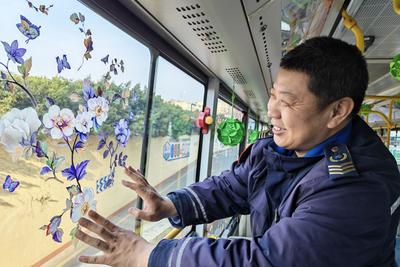 出行途中邂逅春日美好！青岛巴士“移动春景车”把沿途公园搬进车厢