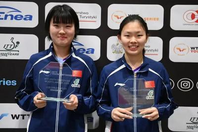 青岛小嫚、陈梦师妹姜依依WTT赛场摘金