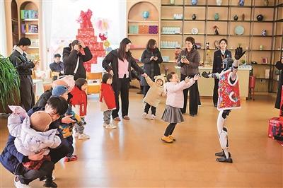 多款热门机型一机难求！租赁市场火爆，机器人青岛“赶场”