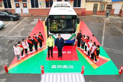 开学第一课：青岛巴士“铺”出安全路，沉浸式体验让交通安全“看得见”