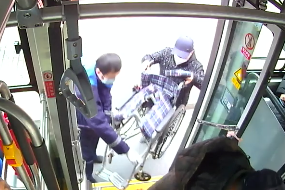 司机乘客互传温情，青岛巴士十米车厢上演“双向奔赴”