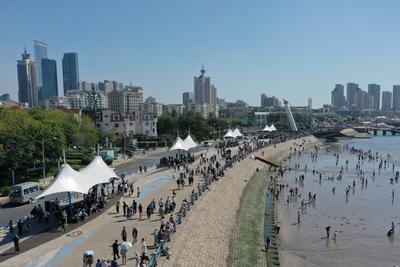 青岛今天多云间晴，市区最高气温13℃，最低气温7℃