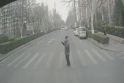 45度让行，为生命护航！青岛巴士驾驶员教科书式礼让消防车