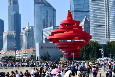 青岛党员干部积极参与“我陪群众走流程”“我当一天接线员”等主题实践活动