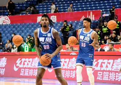 距离掀翻“领头羊”只差一口气！青岛男篮4分惜败上海队