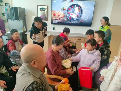 夏莊街道華安路社區(qū)開展雷鋒日志愿服務活動