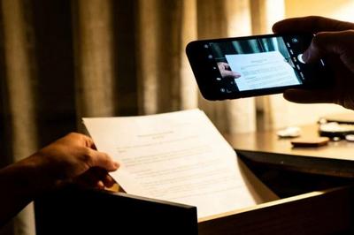 警惕“八小时外”泄密风险！干部带涉密文件回家被亲属偷拍传境外