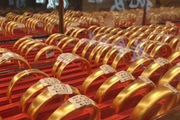 金价一路连跌，销售门店金饰受追捧投资金遇冷